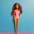 Mattel BMattel Barbie Beach Party Teresa barna hajú játék baba rózsaszín ruhában fotózva szembőlarbie Beach Party Teresa baba barna hajjal 29 cm