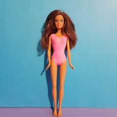Mattel BMattel Barbie Beach Party Teresa barna hajú játék baba rózsaszín ruhában fotózva szembőlarbie Beach Party Teresa baba barna hajjal 29 cm