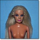 Eredeti 2005 Mattel Barbie szőke babafej kék szemekkel és pink ajkakkal közelről fotózva