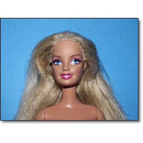 Eredeti 1998 Mattel Barbie szőke baba kék szemekkel és mosolygós pink ajkakkal közelről fotózva