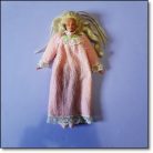 Mattel vintage puha testű játék baba rózsaszín csipkés hálóingben szemből fotózva