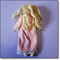 Vintage Mattel puha testű szőke baba hosszú rózsaszín ruhában hátulnézetből