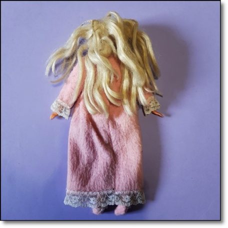 Vintage Mattel puha testű szőke baba hosszú rózsaszín ruhában hátulnézetből