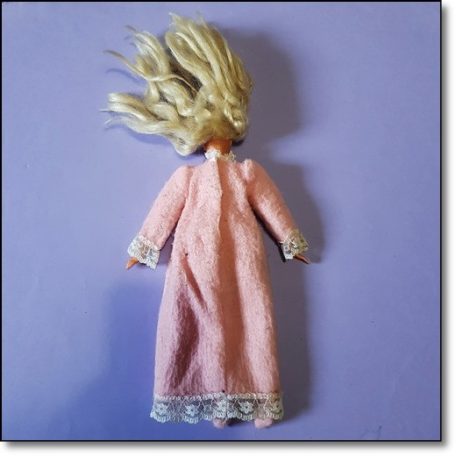 Hosszú szőke hajú vintage Mattel játék baba rózsaszín ruában hattal