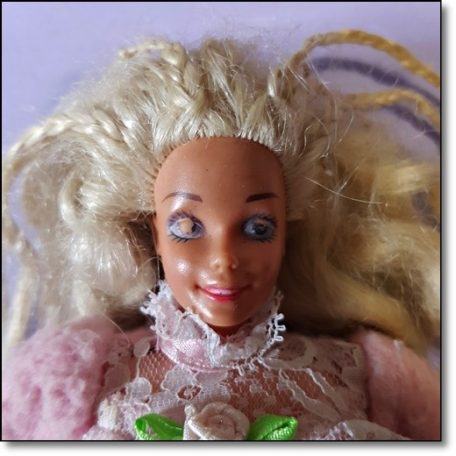  Mattel Superstar arcú retro szőke baba kopottas kék szemekkel közelről