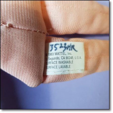 Eredeti 1993 Mattel Inc Surface Washable feliratos bevarrt gyári textil címke közelről