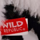 Eredeti bevarrt Wild Republic márkajelzésű piros gyári textilcímke a plüss maki oldalán közelről fotózva