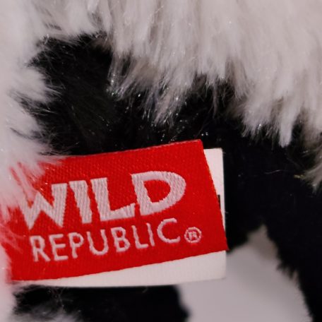Eredeti bevarrt Wild Republic márkajelzésű piros gyári textilcímke a plüss maki oldalán közelről fotózva