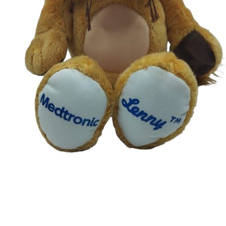 Hivatalos hímzett Medtronic és Lenny feliratok a plüss talpain