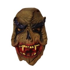 Horror stílusú ork zombi gumi maszk véres szájjal és agarakkal szemből fotózva