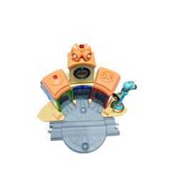   Chuggington Körfűtőház motorizált vonatokhoz fordítókoronggal