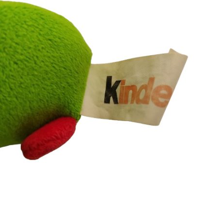 Eredeti Kinder Ferrero viseltes textil címke a plüssön