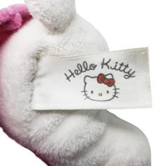 Eredeti Hello Kitty márkajelzéses és cicamintás bevarrt fehér textil gyári címke közelről