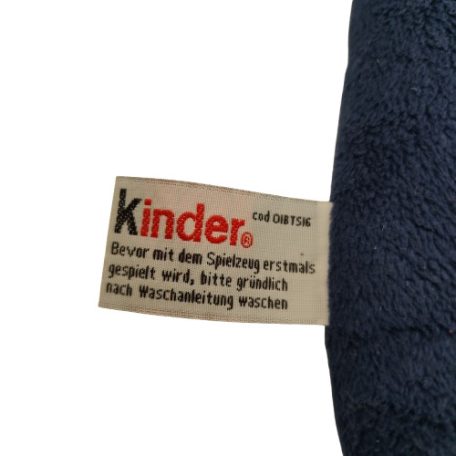 Eredeti Kinder Ferrero márkajelzett textil címke a szuperhős plüssön