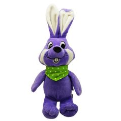 Milka lila plüss nyuszi zöld pöttyös kendővel szemből fotózva fehér háttér előtt