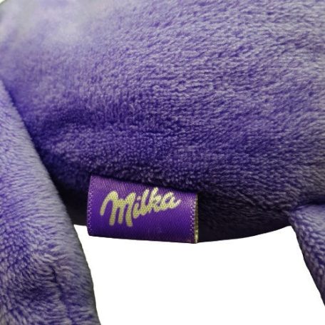 Eredeti bevarrt lila Milka gyári textilcímke a plüss nyuszi oldalán közelről fotózva