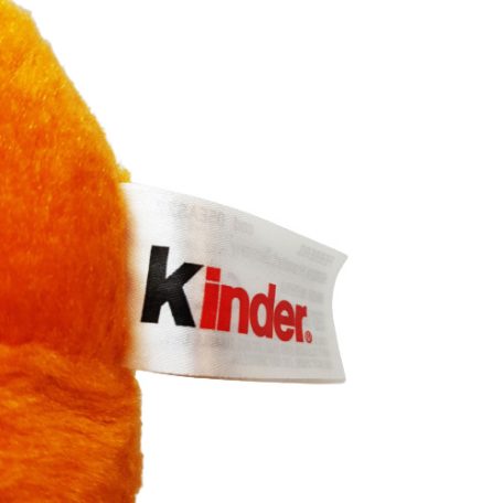 Eredeti Kinder feliratos bevarrt textil címke a plüssön