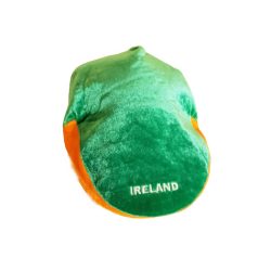 Fehér hímzett Ireland felirat a zöld plüss szurkolói sapka sildjén felülnézetből