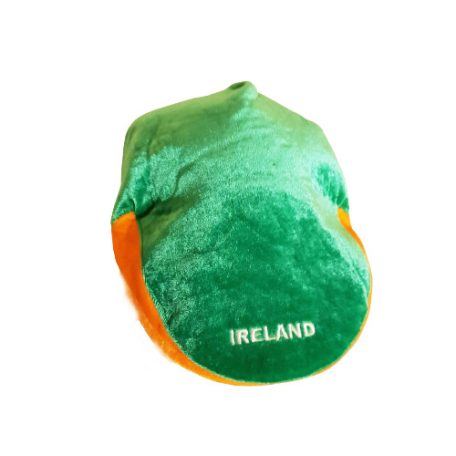 Fehér hímzett Ireland felirat a zöld plüss szurkolói sapka sildjén felülnézetből