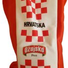 Kockás mintás Hrvatska és Ožujsko Pivo felirat közelről a szurkolói kalapon