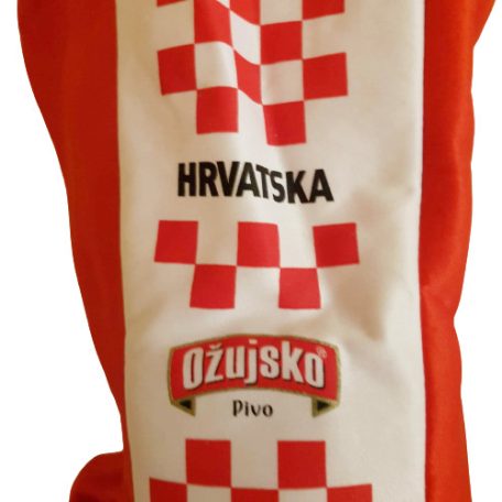 Kockás mintás Hrvatska és Ožujsko Pivo felirat közelről a szurkolói kalapon