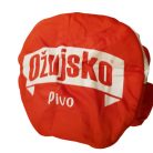Nagy méretű fehér Ožujsko Pivo gyári logó a piros szurkolói kalap tetején közelről