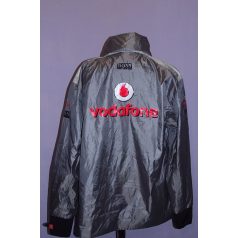 Vodafone McLaren Mercedes szürke technikai dzseki hátulnézetből a nagy logóval