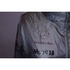 Hivatalos Mercedes-Benz és Mobil 1 nyomott logók a szürke csapattag dzsekin közelről