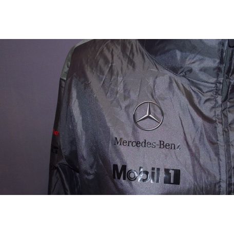 Hivatalos Mercedes-Benz és Mobil 1 nyomott logók a szürke csapattag dzsekin közelről