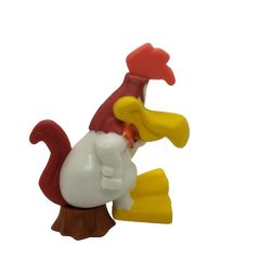 Bóbita kakas Looney Tunes figura oldalnézetben farönkön ülve
