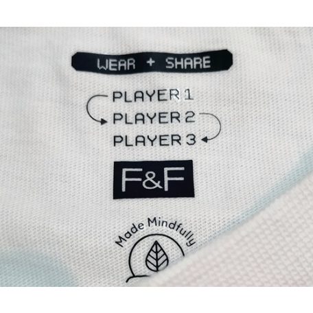Eredeti F&F Wear and Share Made Mindfully belső textil címke a fehér pamut pólón