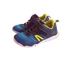 Decathlon Domyos PW 540 kisfiú kék sportcipő tépőzárral oldalnézetből fotózva