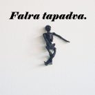 Csontos fickó figura fehér falra tapadva vicces pózban