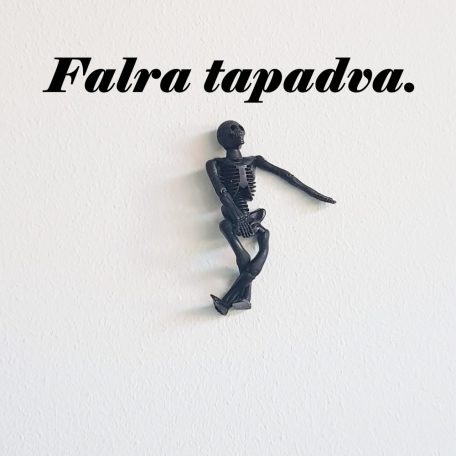 Csontos fickó figura fehér falra tapadva vicces pózban