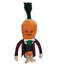 Kevin sárgarépa plüss 44 cm szemből lila zakóban