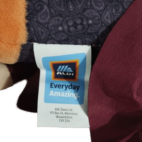 Eredeti Aldi Everyday Amazing márkajelzett textil címke a plüssön
