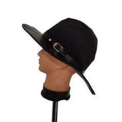 Fekete csatos gyapjú kalap