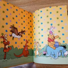 Mesekönyv belső oldal a barátokkal és a mézescsuporral