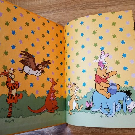 Mesekönyv belső oldal a barátokkal és a mézescsuporral