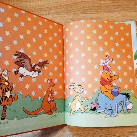 Mesekönyv belső oldal Micimackóval és barátaival