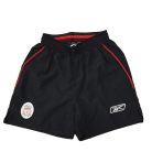 Reebok Liverpool FC hivatalos fekete gyerek rövidnadrág szemből fotózva