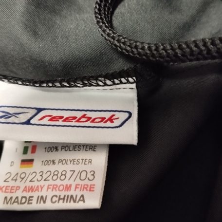 Eredeti Reebok 100% poliészter gyári bevarrt textil címke a nadrág belsejében