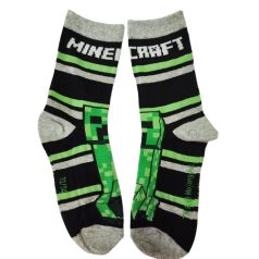 Egy pár fekete-szürke Minecraft gyerek zokni egymás mellett