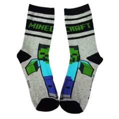 Egy pár szürke-fekete Minecraft gyerek zokni egymás mellett kiterítve
