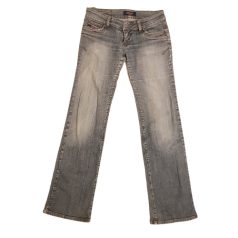 Jeans koptatott egyenes szárú szürkéskék női farmernadrág szemből fotózva