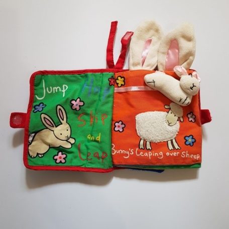 Nyuszis készségfejlesztő könyv JellyCat