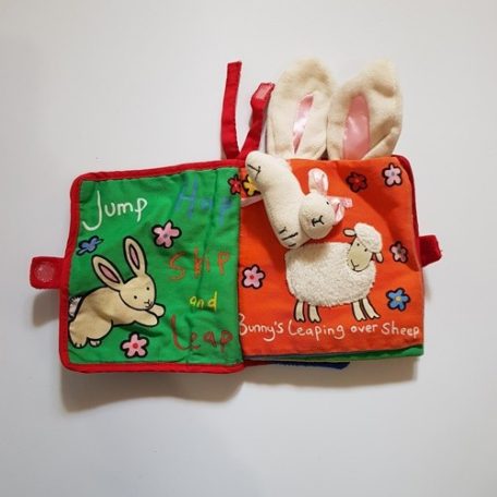 Nyuszis készségfejlesztő könyv JellyCat