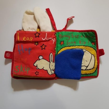 Nyuszis készségfejlesztő könyv JellyCat