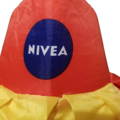 Hivatalos kék Nivea logó a szurkolói palást piros szivacsos gallérján közelről