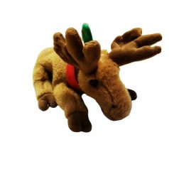 Szarvas plüss sállal a nyakában